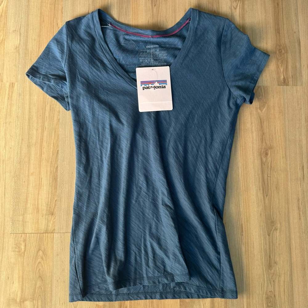 NEW Patagonia Necessity Short Sleeve V Neck T-Shirt Blue Size XS
